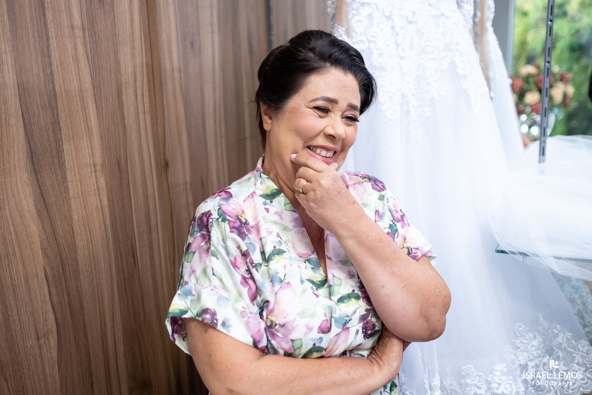 mae da noiva se emociona ao ver sua filha noiva pronta para dizer sim