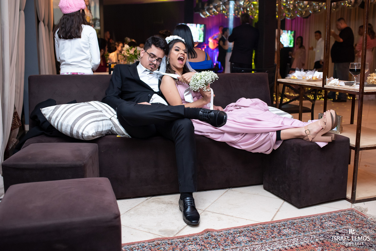 madrinha feliz com o boque e noivo dorme