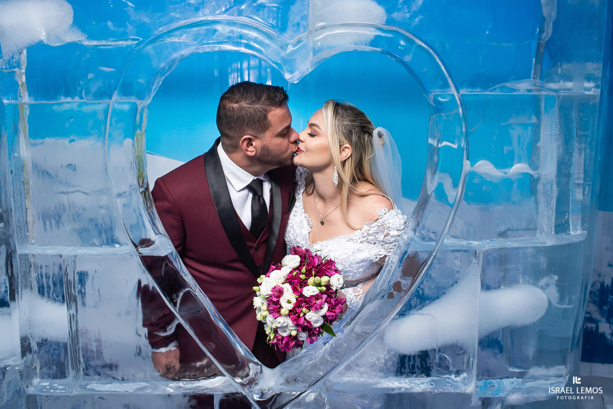 Icebar Monte Verde
Sabia que somos o 5º ICEBAR do Brasil e o 2º maior? Um ambiente todo temático, contém varias esculturas, poltronas, tronos, lustres, balcão, copo... O bar foi todo construído de gelo cristal. 