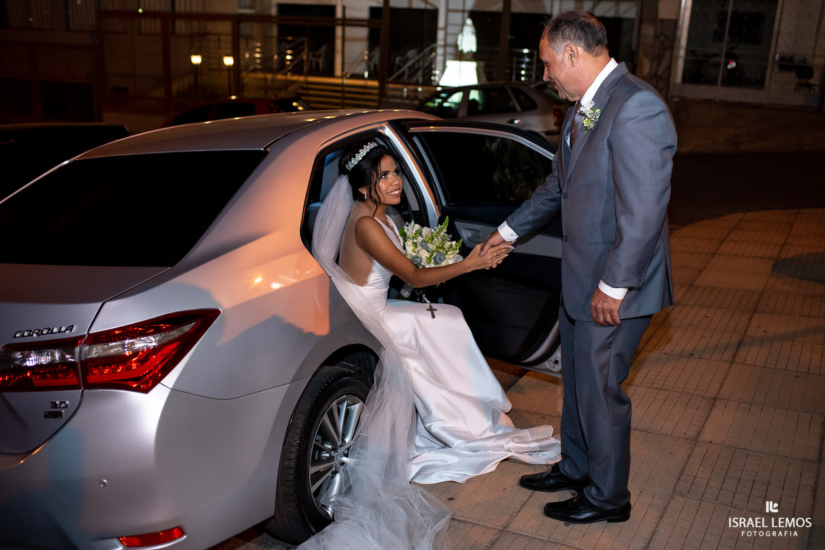 noiva saindo do carro corola 2015