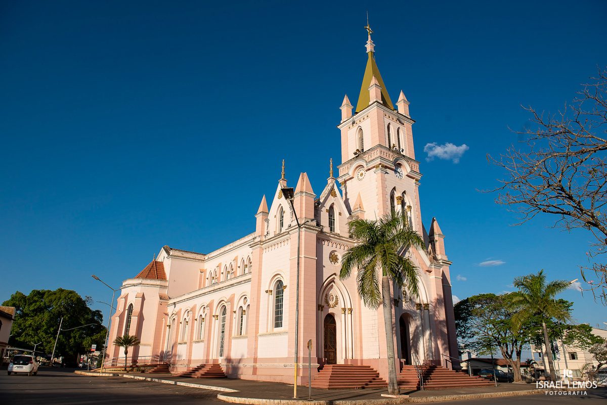 Igreja matriz em dores do Indaia