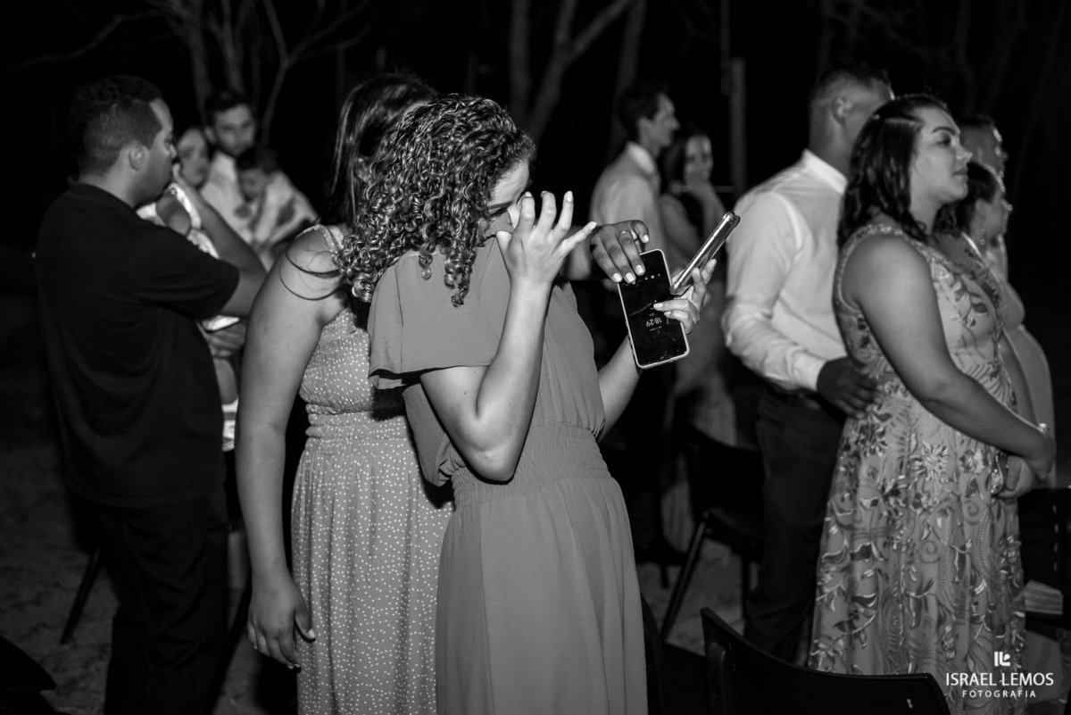 irma de emociona ao ver a noiva entrar