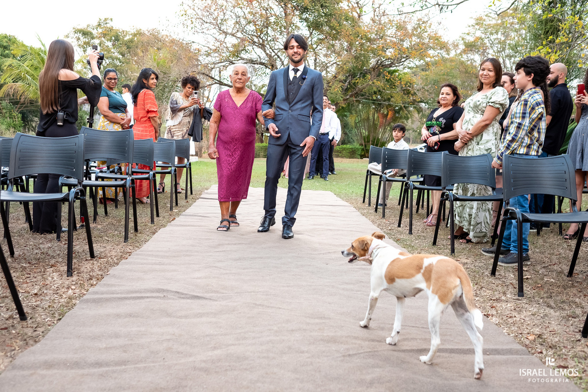 noivo entra com seu fiel cachorro
