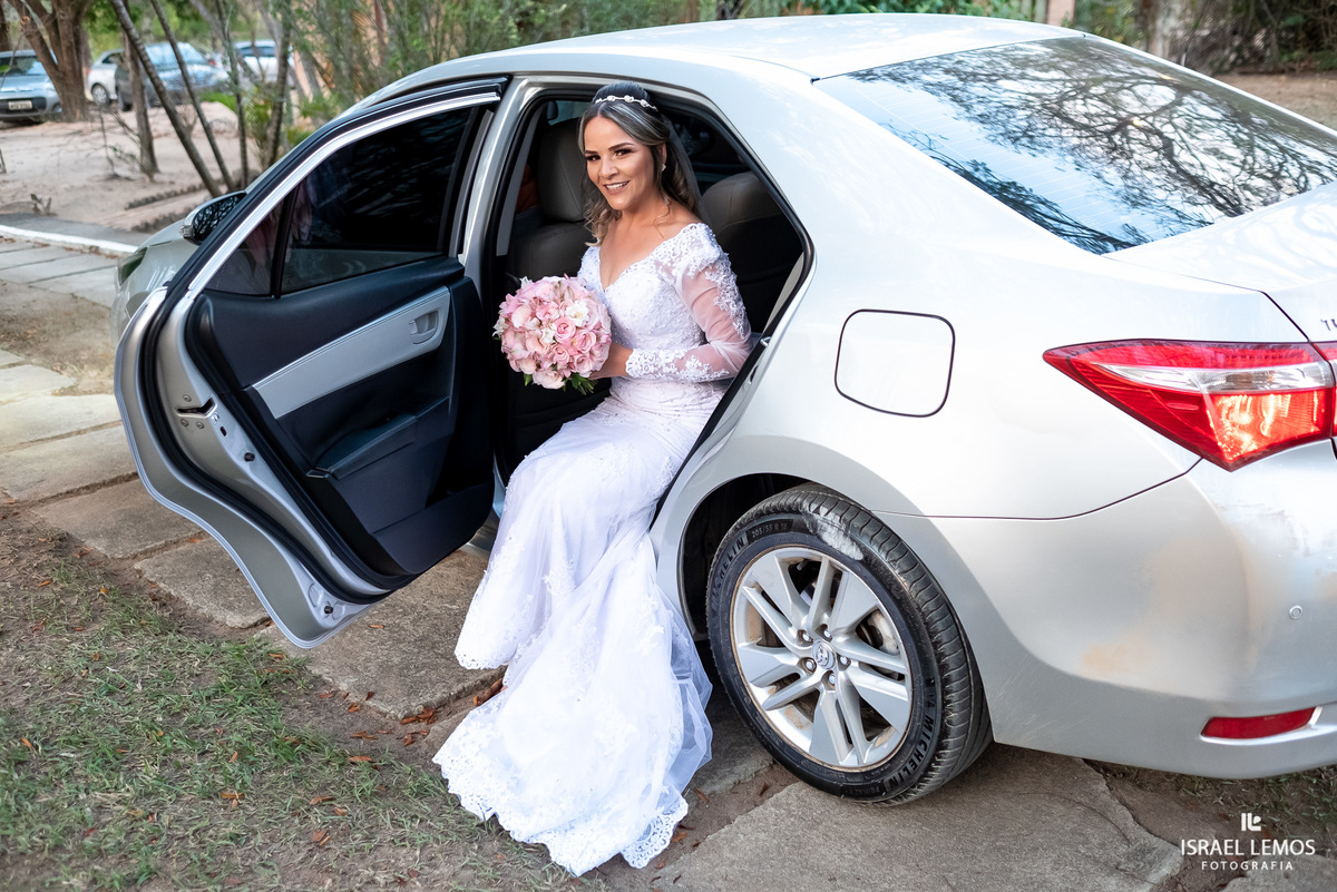 Noiva chegando para o casamento em um corola Toyota