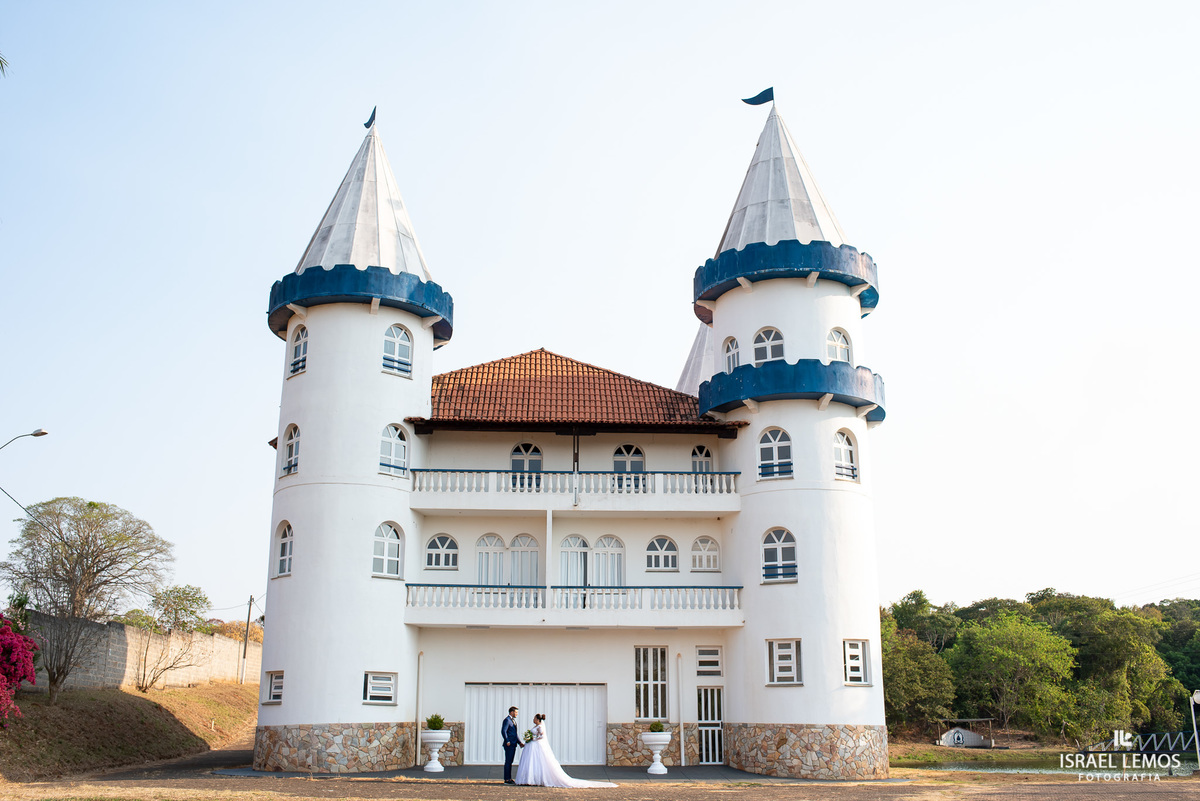 Casamento que aconteceu na cidade de dores do Indaia no famoso castelinho com fotos de Israel Lemos fotografo em para de minas e 