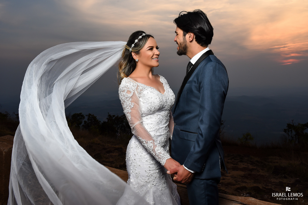 Erica Damas maquiagem em para de minas e vestido