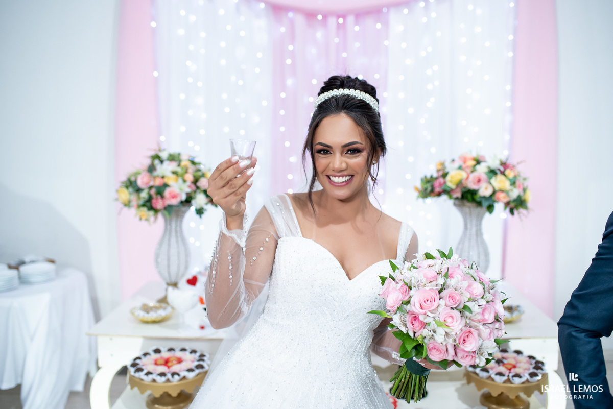 noiva bebe cachaca na festa sim