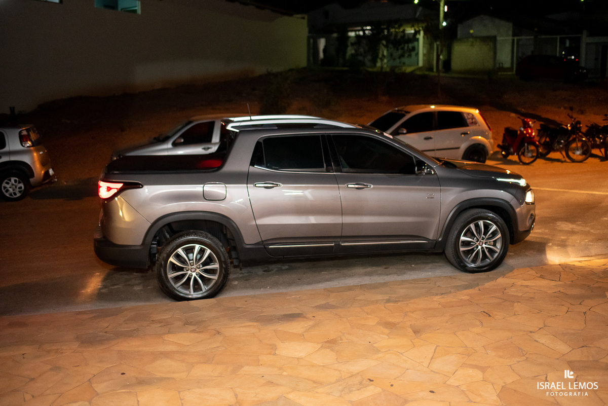 noiva saindo do carro em para de minas