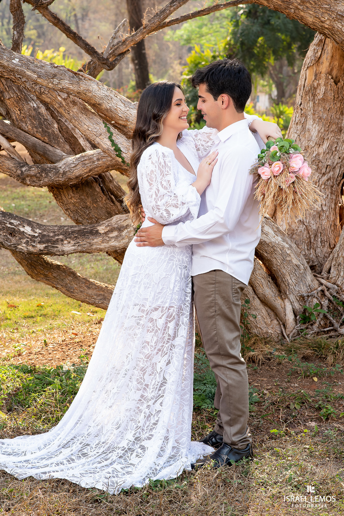 Inacreditável este cenário com tanta história! O local escolhido pelo casal foi a Fazenda e Pousada Jagoara Velha que fica na cidade de Matozinhos-MG, uma igreja que foi iniciada pelo próprio Aleijadinho (escultor, entalhador e arquiteto do século XVIII),