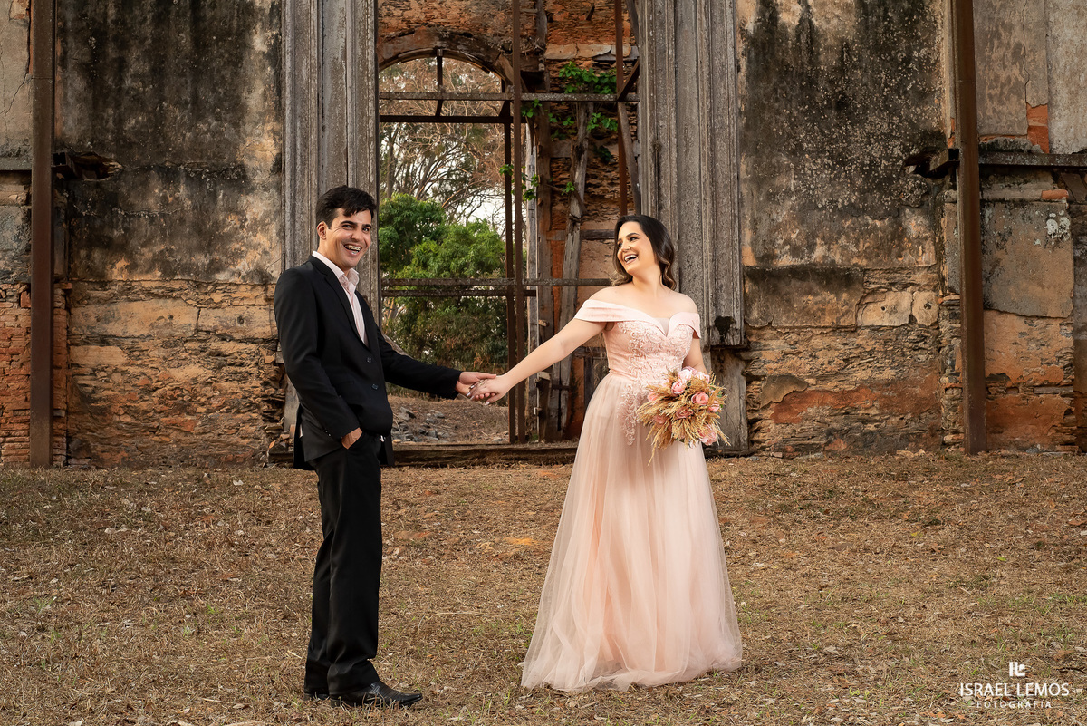 Inacreditável este cenário com tanta história! O local escolhido pelo casal foi a Fazenda e Pousada Jagoara Velha que fica na cidade de Matozinhos-MG, uma igreja que foi iniciada pelo próprio Aleijadinho (escultor, entalhador e arquiteto do século XVIII),