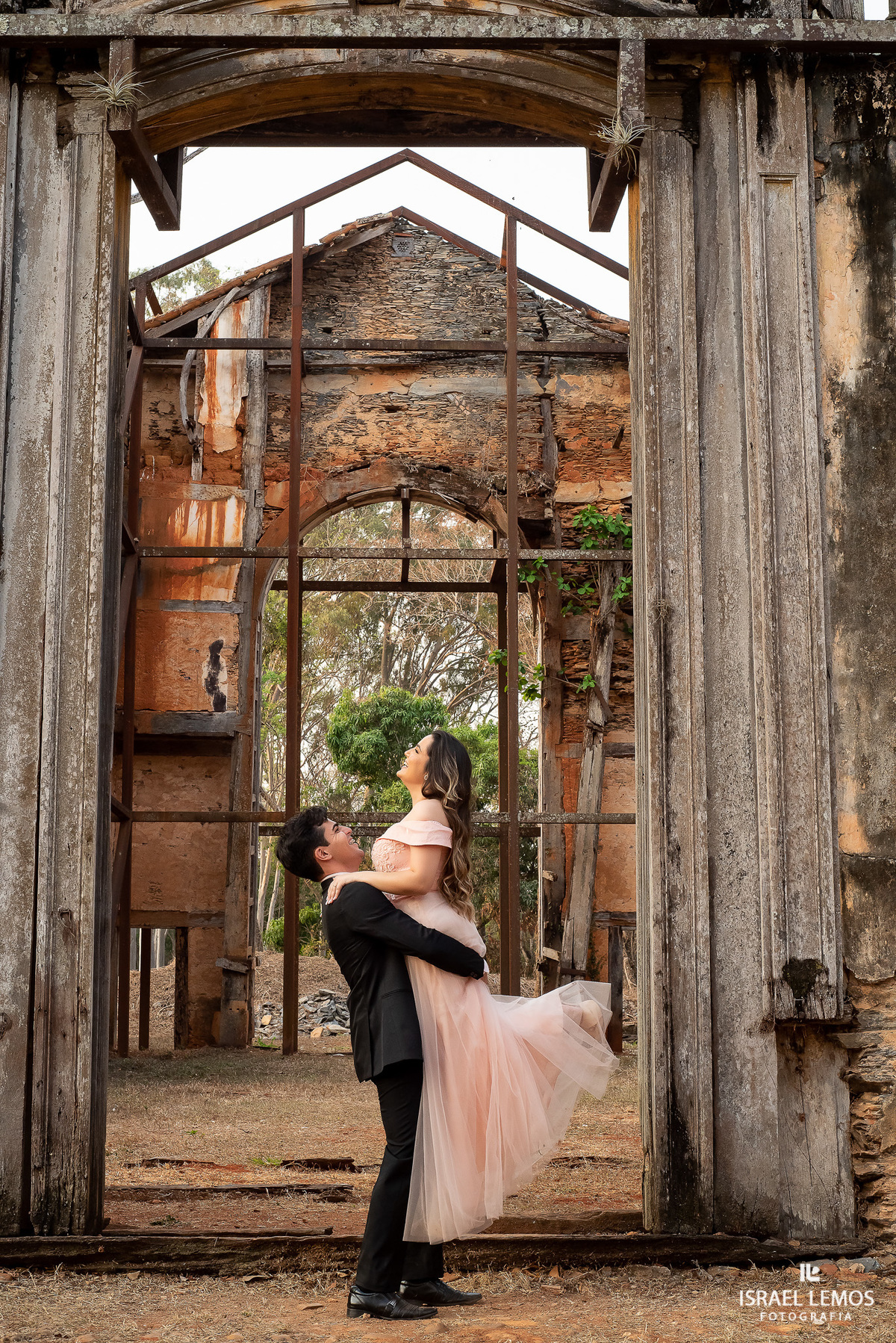 Inacreditável este cenário com tanta história! O local escolhido pelo casal foi a Fazenda e Pousada Jagoara Velha que fica na cidade de Matozinhos-MG, uma igreja que foi iniciada pelo próprio Aleijadinho (escultor, entalhador e arquiteto do século XVIII),