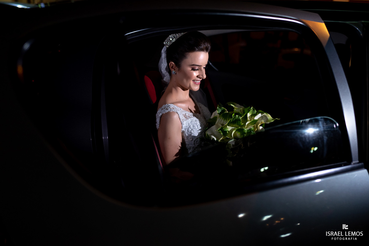 noiva saindo do carroe