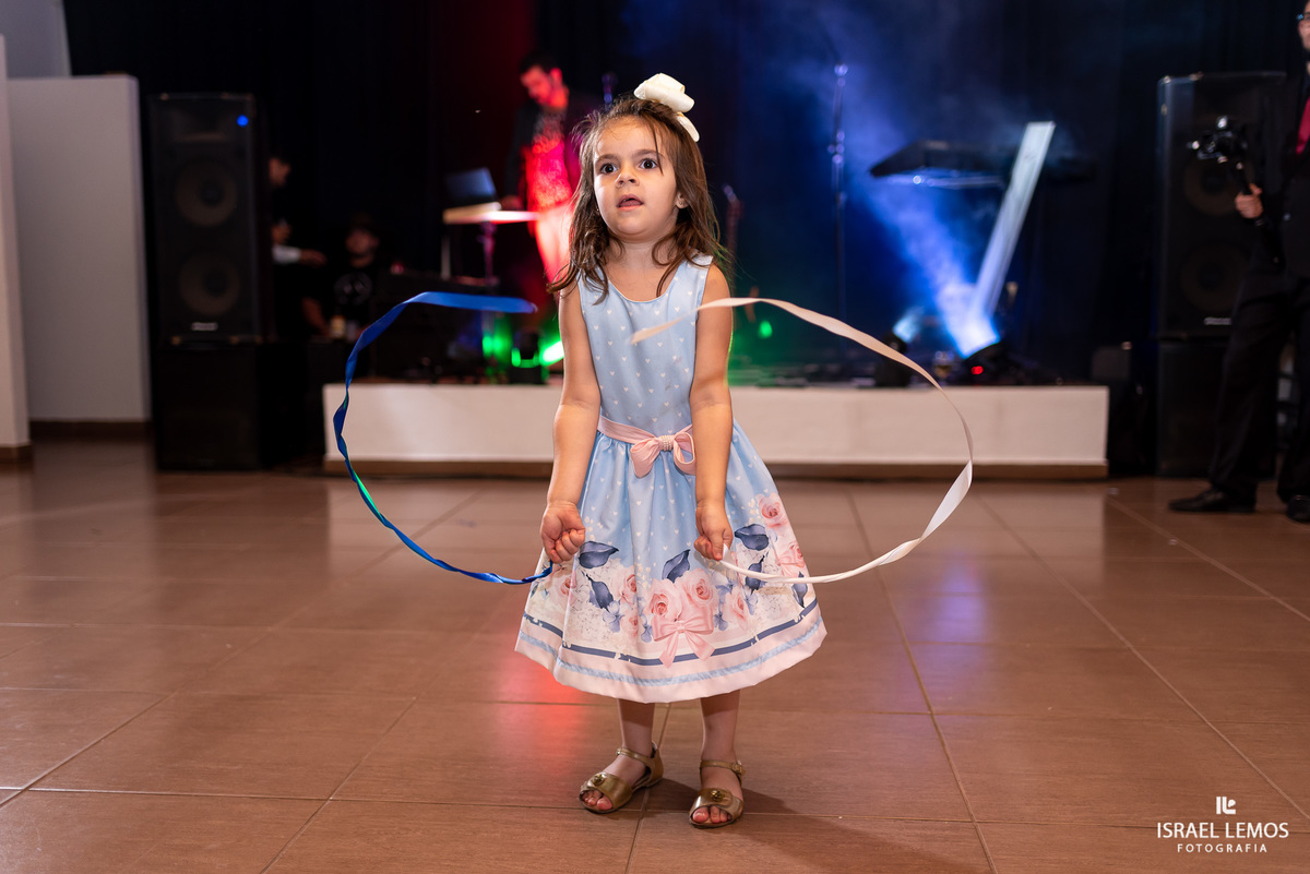 daminha brinca no casamento