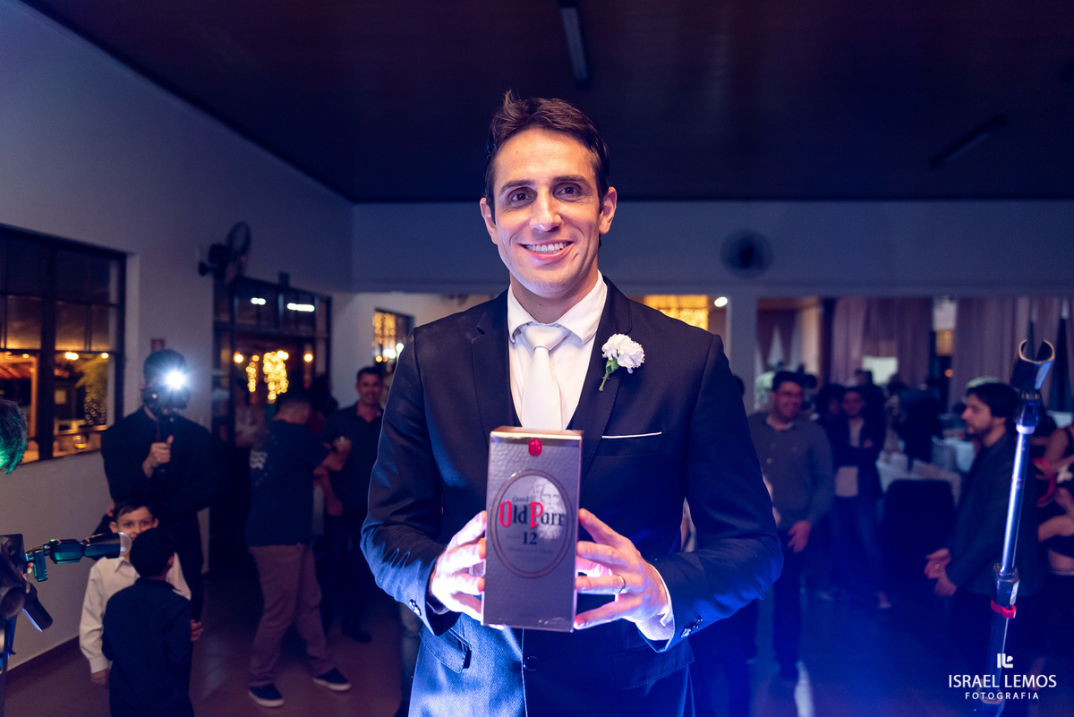 noivo joga wiskey na festa