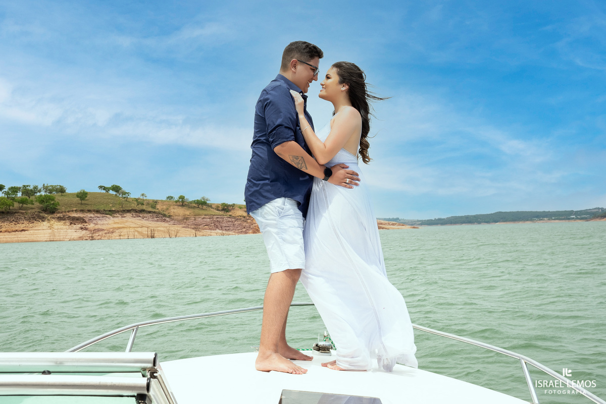fotografia para casais na cidade de capitolio fotografo com lancha