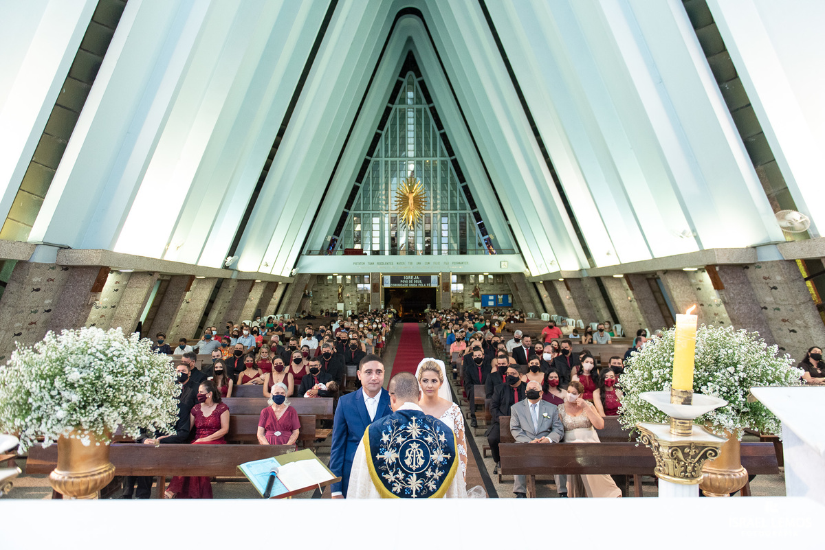 Oi, pessoal! Agora é momento de ver como foi a cerimônia de casamento de Jessica e Moises, que aconteceu na Igreja Matriz de Nossa Senhora da Piedade, em Pará de Minas/MG, celebrada pelo padre Adriano. 