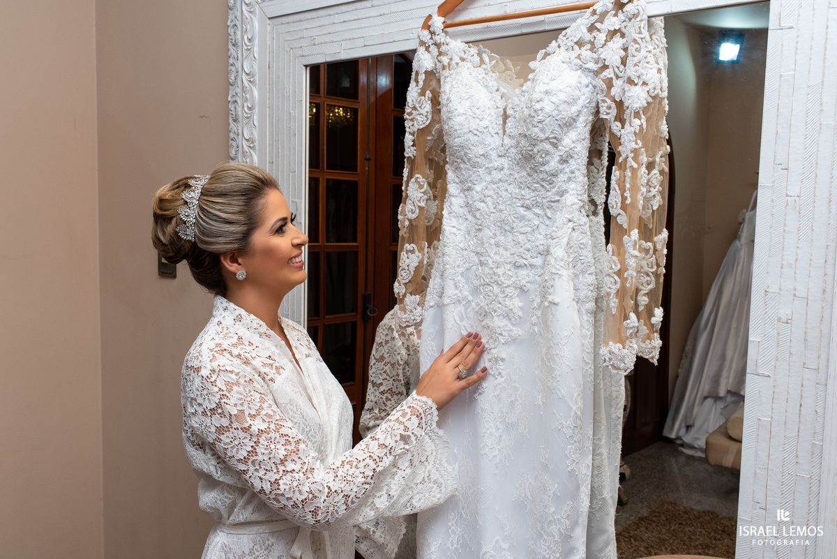 noiva olha vestido de casamento na silmaria oliveira em para de minas pelo fotografo de casamento Israel Lemos