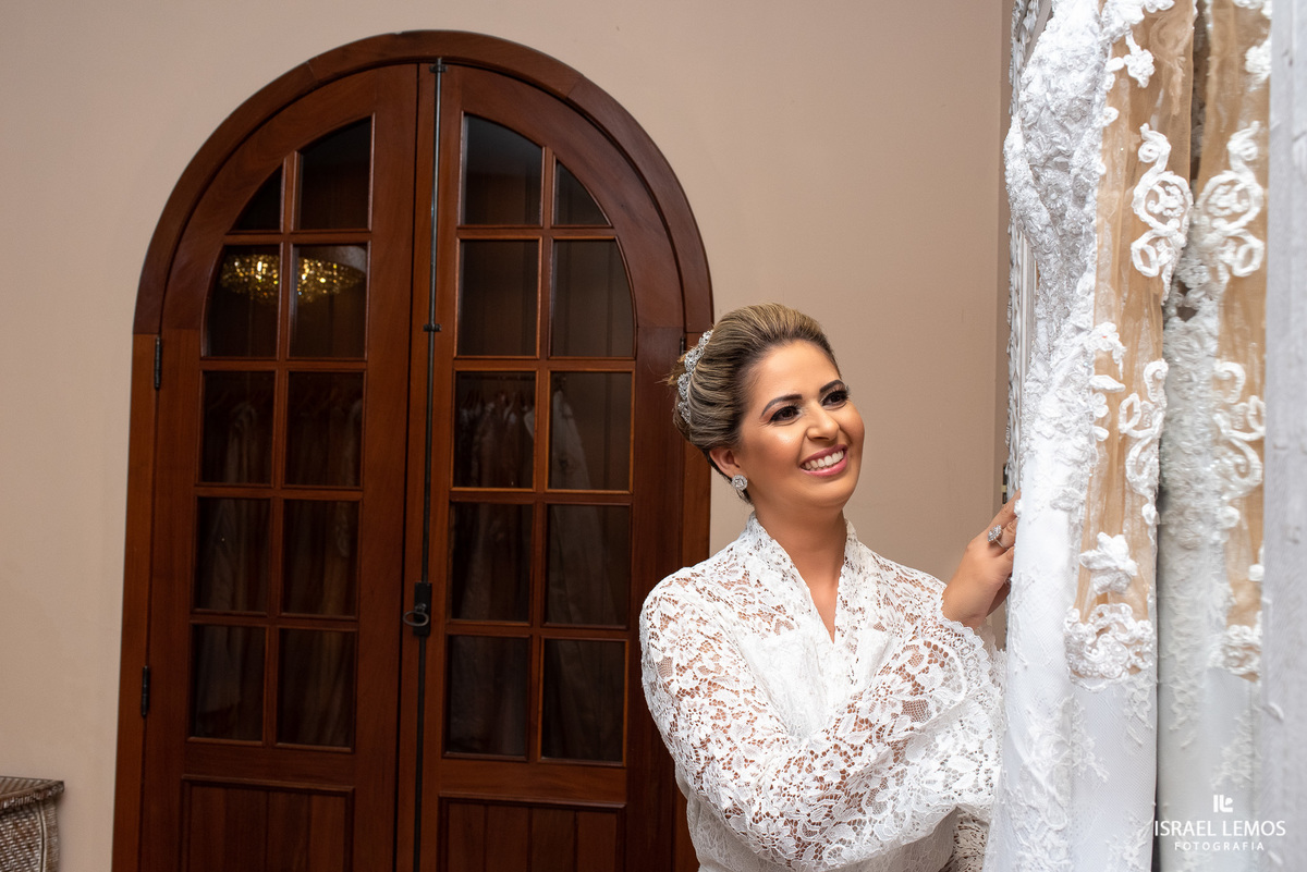 noiva olha vestido de casamento na silmaria oliveira em para de minas pelo fotografo de casamento Israel Lemos