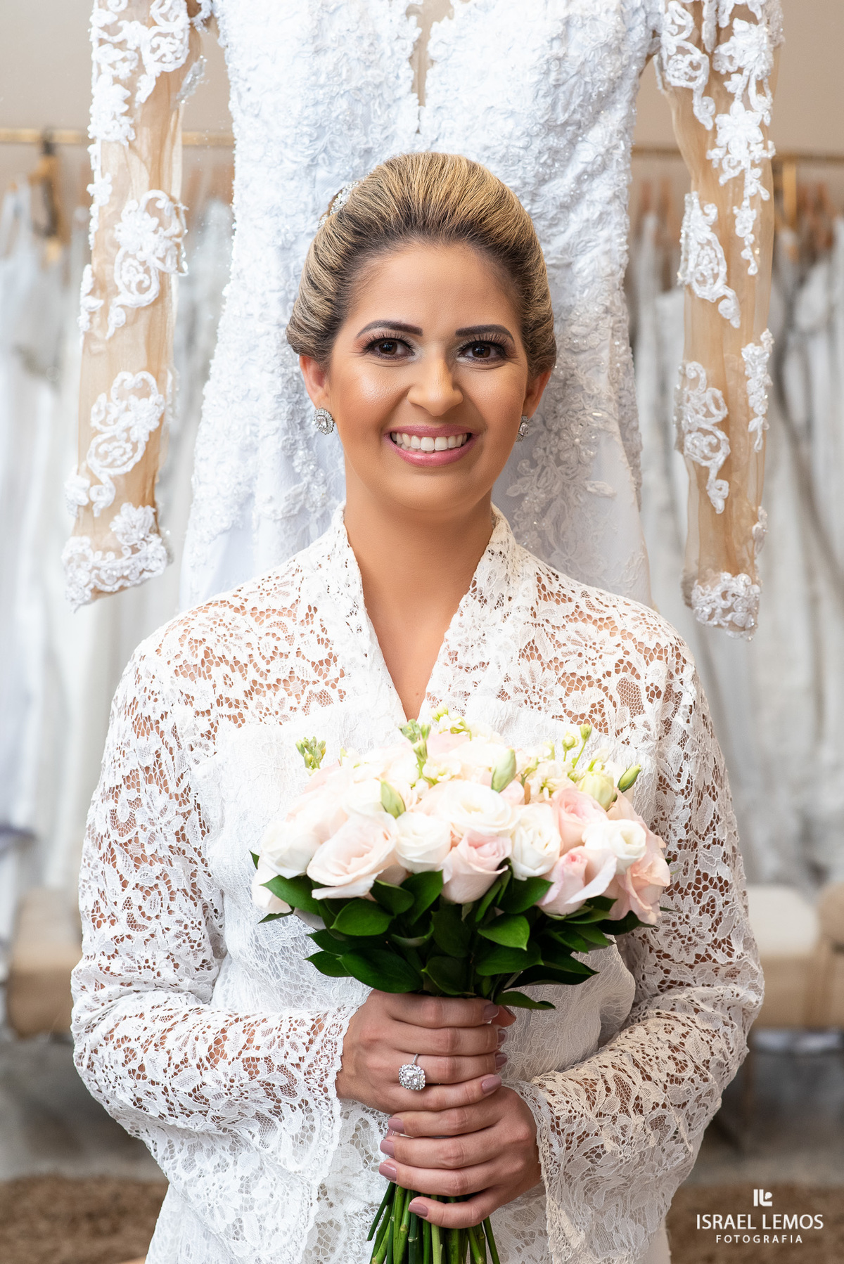 noiva olha vestido de casamento na silmaria oliveira em para de minas pelo fotografo de casamento Israel Lemos