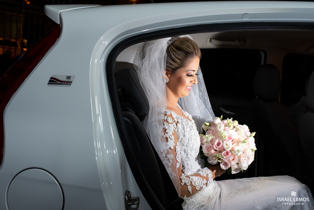 noiva saindo do carro em para de minas