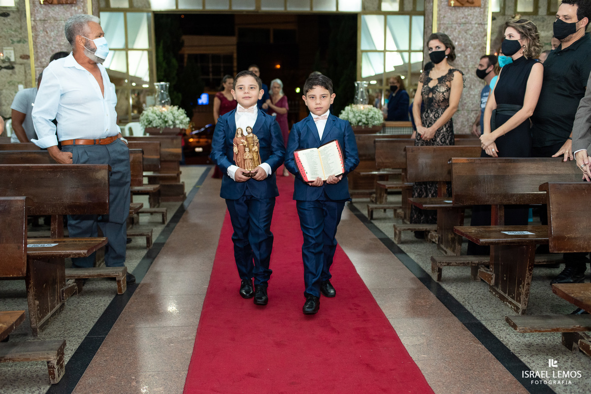 Oi, pessoal! Agora é momento de ver como foi a cerimônia de casamento de Jessica e Moises, que aconteceu na Igreja Matriz de Nossa Senhora da Piedade, em Pará de Minas/MG, celebrada pelo padre Adriano. 