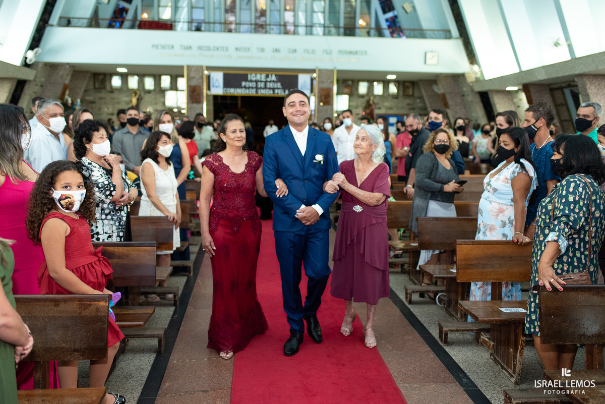 Oi, pessoal! Agora é momento de ver como foi a cerimônia de casamento de Jessica e Moises, que aconteceu na Igreja Matriz de Nossa Senhora da Piedade, em Pará de Minas/MG, celebrada pelo padre Adriano. 