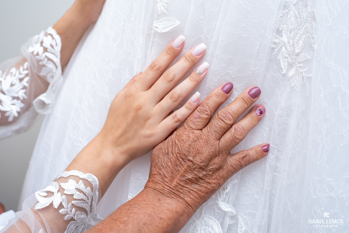 detalhe das Maos da noiva com sua avo em nova serrana