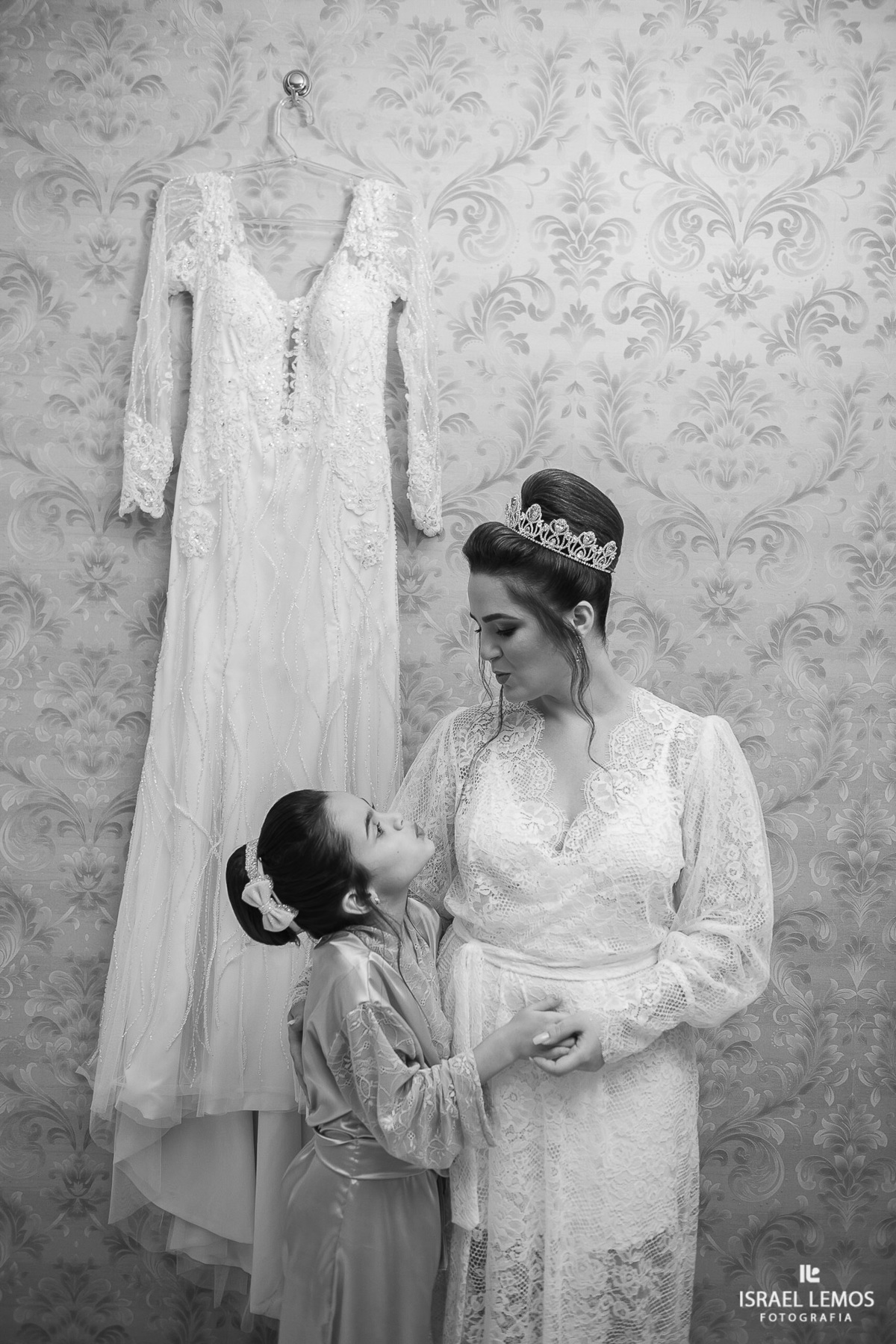 noiva com sua filha no salão 