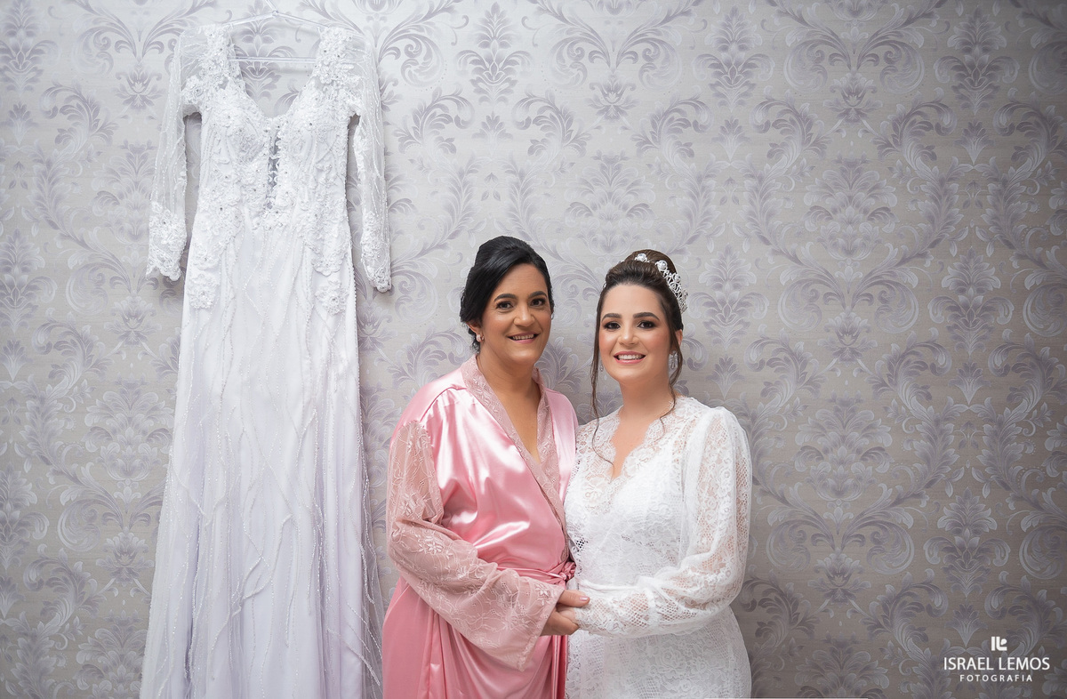 noiva com sua mãe