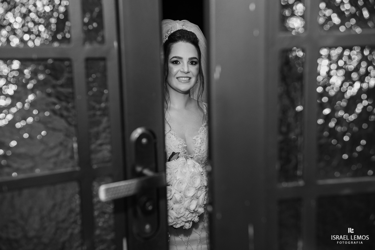 entrada da noiva Mariana em papagaios pelo fotografo de casamento na cidade de papagaios Israel Lemos