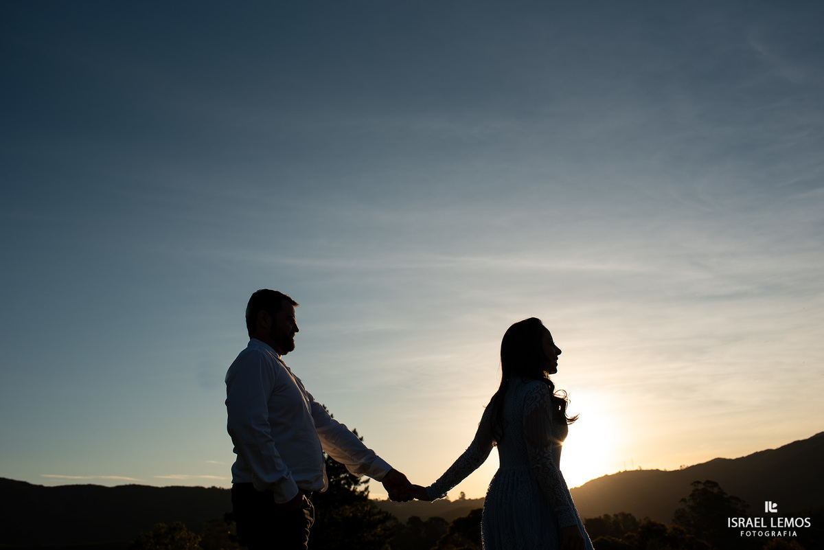 fotografo em Ouro Preto Israel Lemos procura os melhores ângulos para fotos de ensaio na cidade historica