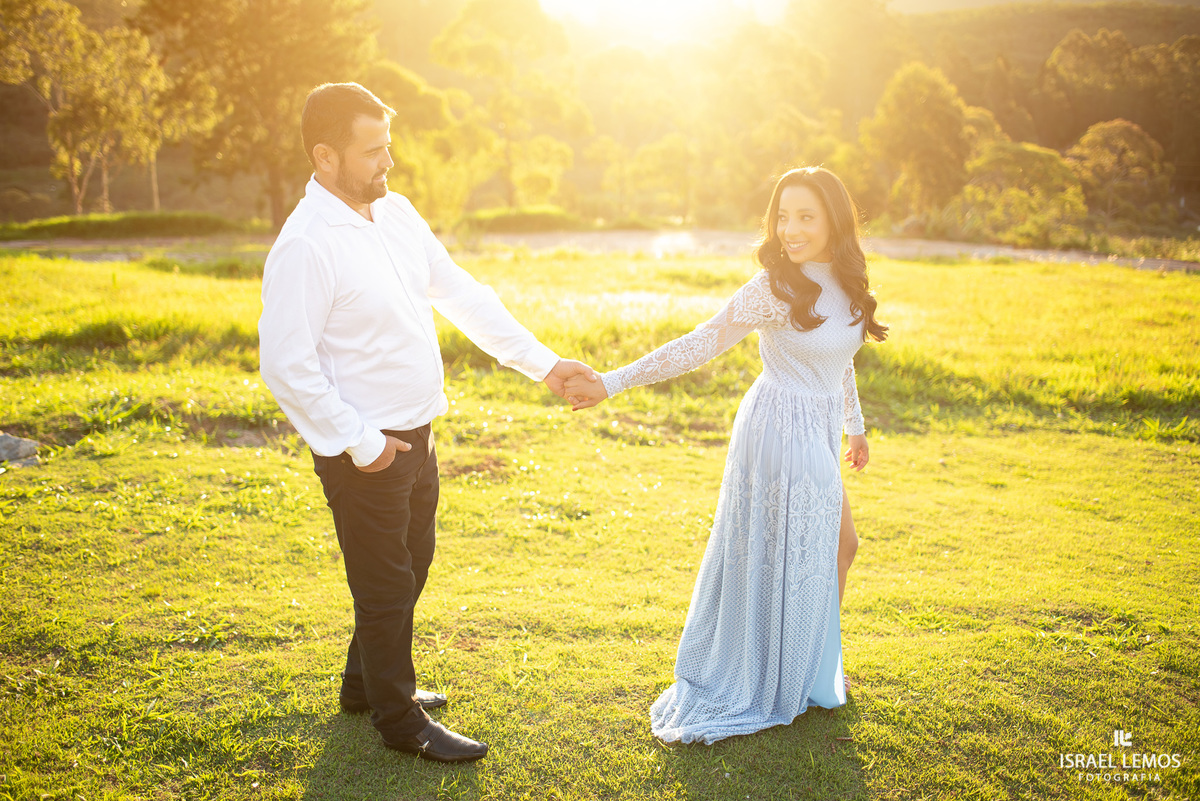 fotografo em Ouro Preto Israel Lemos procura os melhores ângulos para fotos de ensaio na cidade historica
