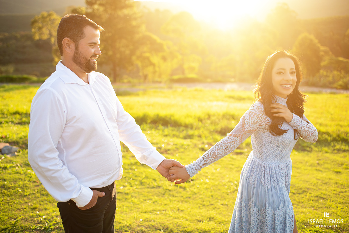 fotografo em Ouro Preto Israel Lemos procura os melhores ângulos para fotos de ensaio na cidade historica