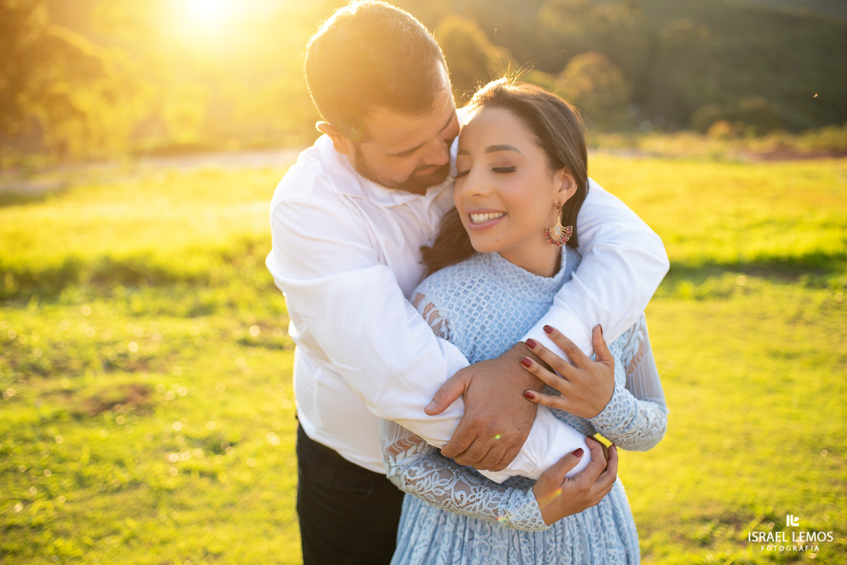 fotografo em Ouro Preto Israel Lemos procura os melhores ângulos para fotos de ensaio na cidade historica