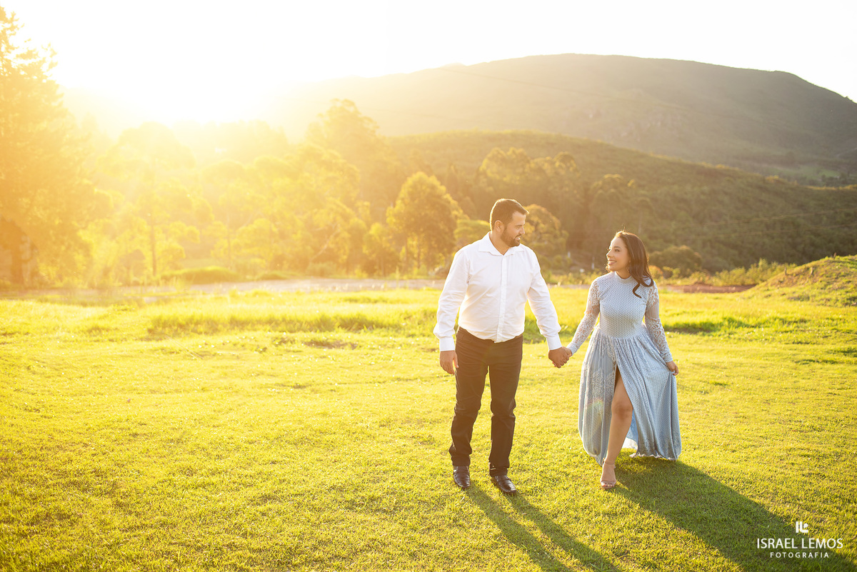 fotografo em Ouro Preto Israel Lemos procura os melhores ângulos para fotos de ensaio na cidade historica
