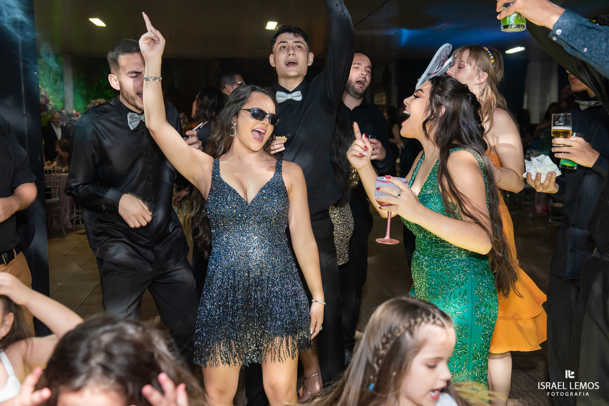 IRMAS CURTINDO A BALADA AO SOM DEO DJ GOGA