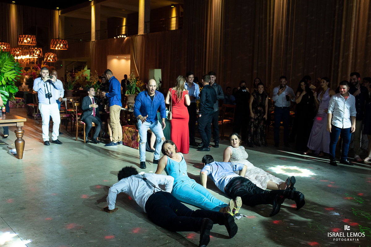 Fim de festa em pitangui noiva vai ate o nascer do sol na sétima vila do ouro em pitangui com fotografo Israel Lemos 