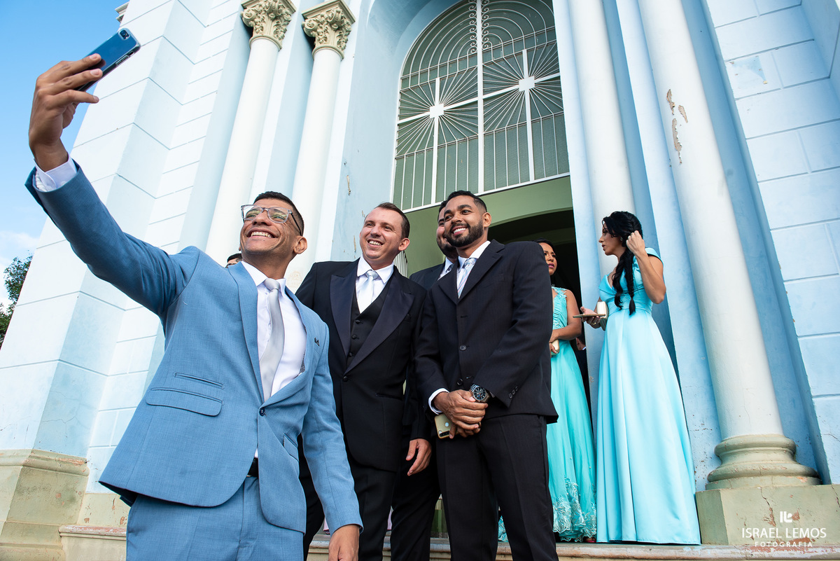 noivo faz selfie na porta da igreja Nossa senhora do pilar em Pitangui