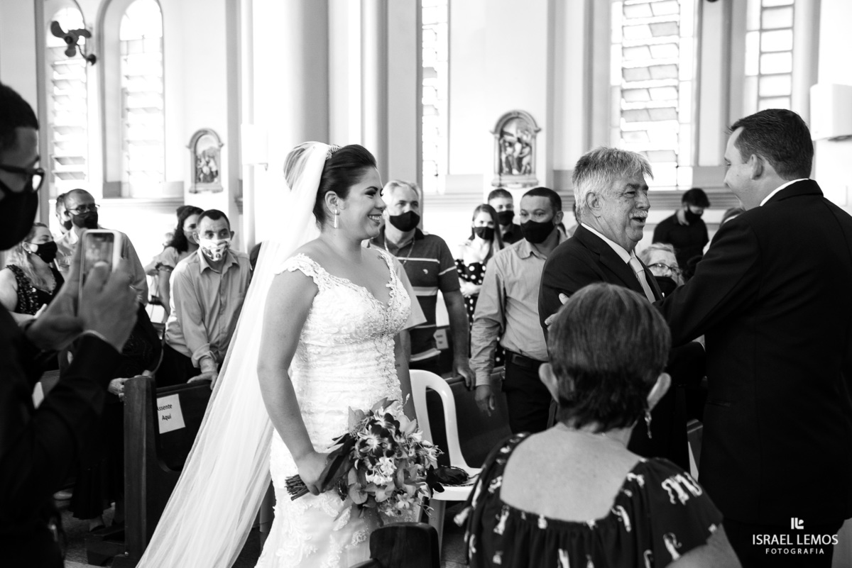 noiva vai casar na igreja de pitangui na igreja nossa senhora do pilar