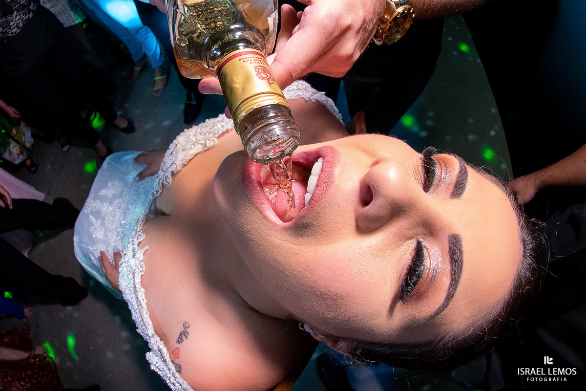 noiva bebo muito na festa de seu casamento 