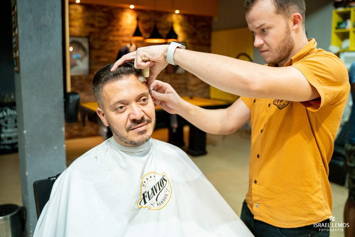 noivo se preparando para o casamento em para de minas