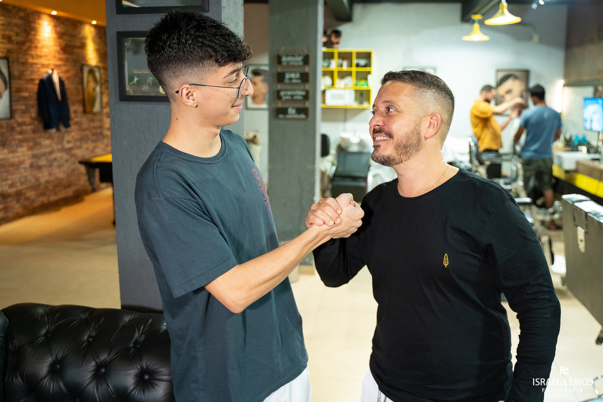 noivo se preparando para o casamento em para de minasn