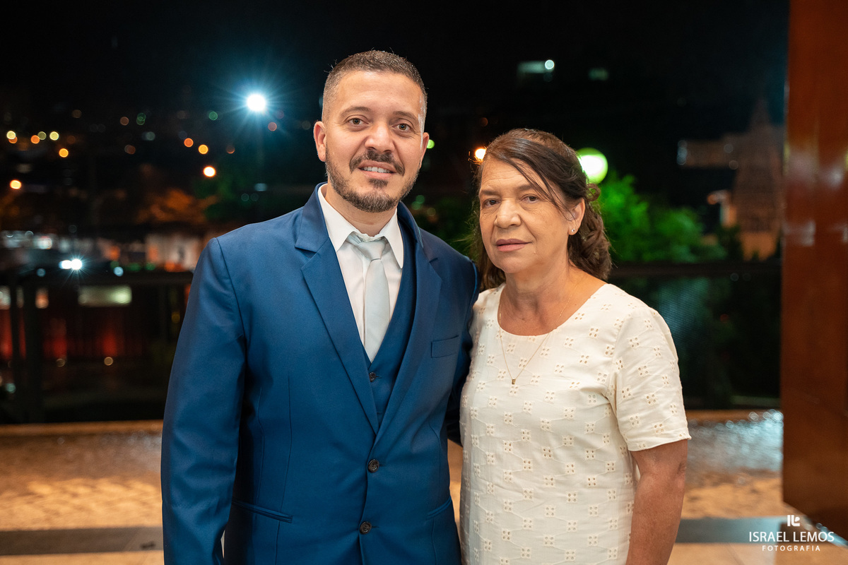 Noivo Rodrigo com sua mãe na igreja de sao Francisco em para de minas