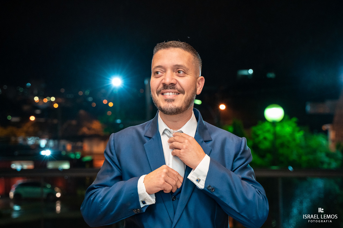 Noivo Rodrigo com sua mãe na igreja de sao Francisco em para de minas