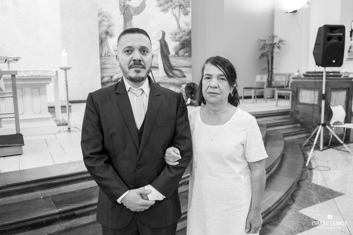 Noivo Rodrigo com sua mãe na igreja de sao Francisco em para de minas