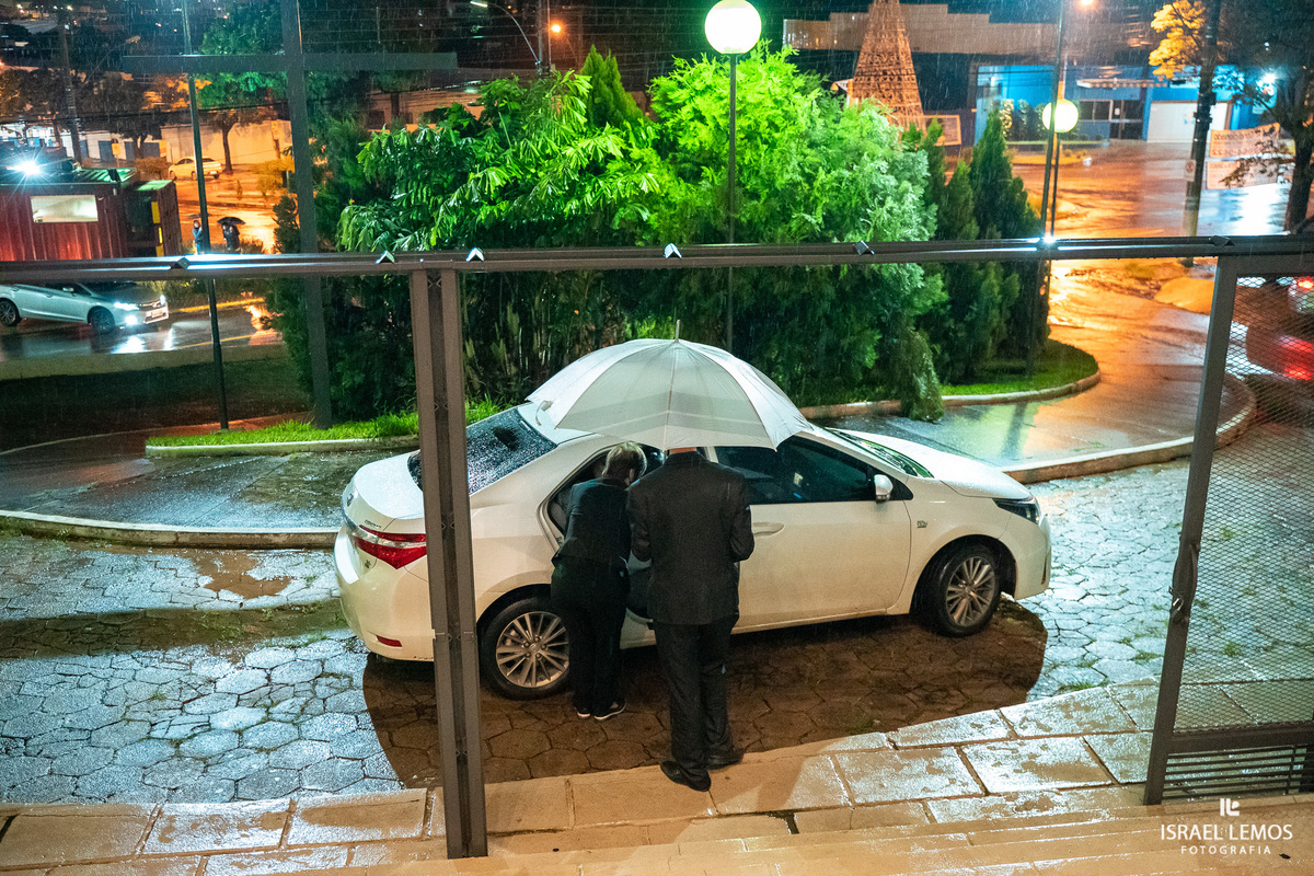noiva em seu corola saindo do carro em para de minas