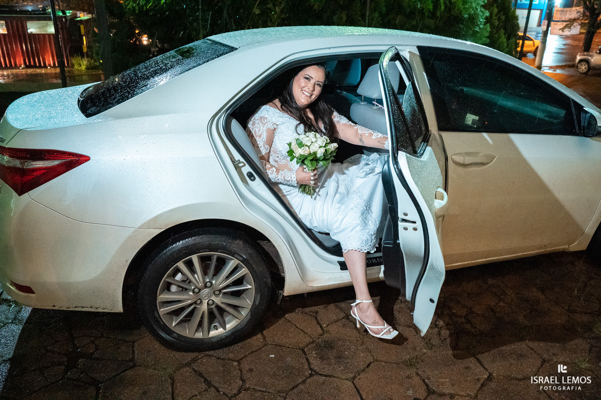 noiva em seu corola saindo do carro em para de minas
