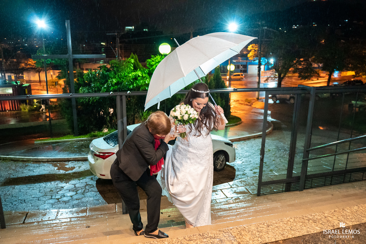 noiva em seu corola saindo do carro em para de minas