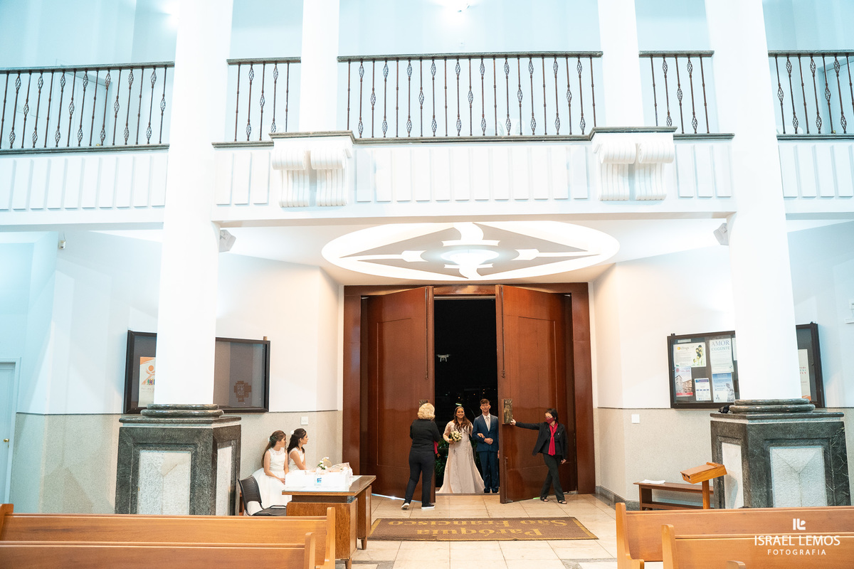 noiva em seu corola saindo do carro em para de minas