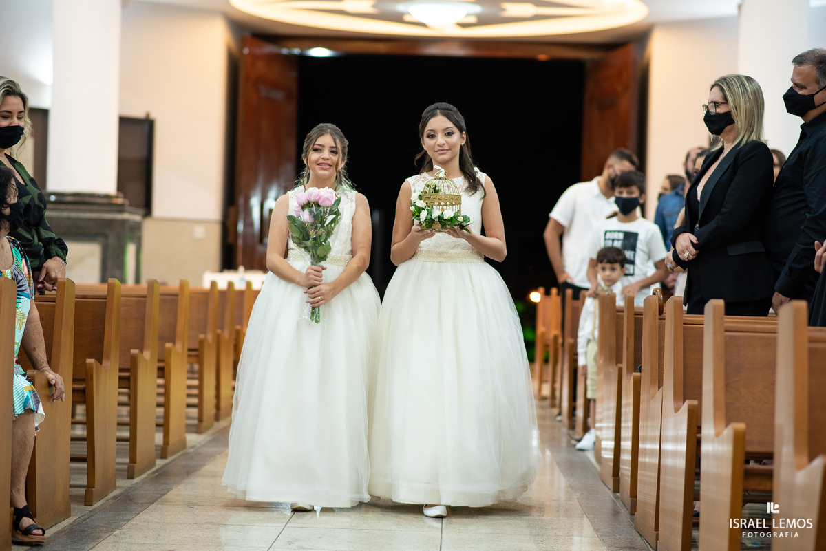 dama filha da noiva entradando e convidados se emocionar 